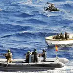 Integrantes del buque «Patiño» operan dentro de la misión «Atalanta» en aguas de Somalia.