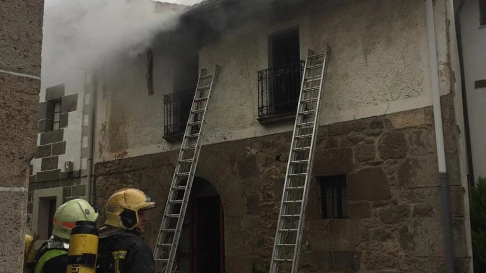 Bomberos extinguiendo el incendio desatado en una vivienda en Irañeta