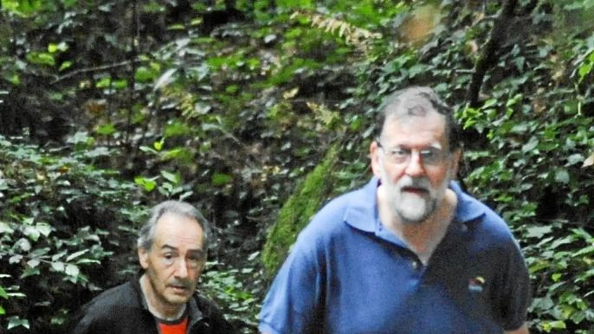Como cada día, el ex presidente del Gobierno madrugó para hacer senderismo junto al marido de Ana Pastor, José Benito Suárez, en la Ruta da Pedra e da Agua/ I. ABELLA