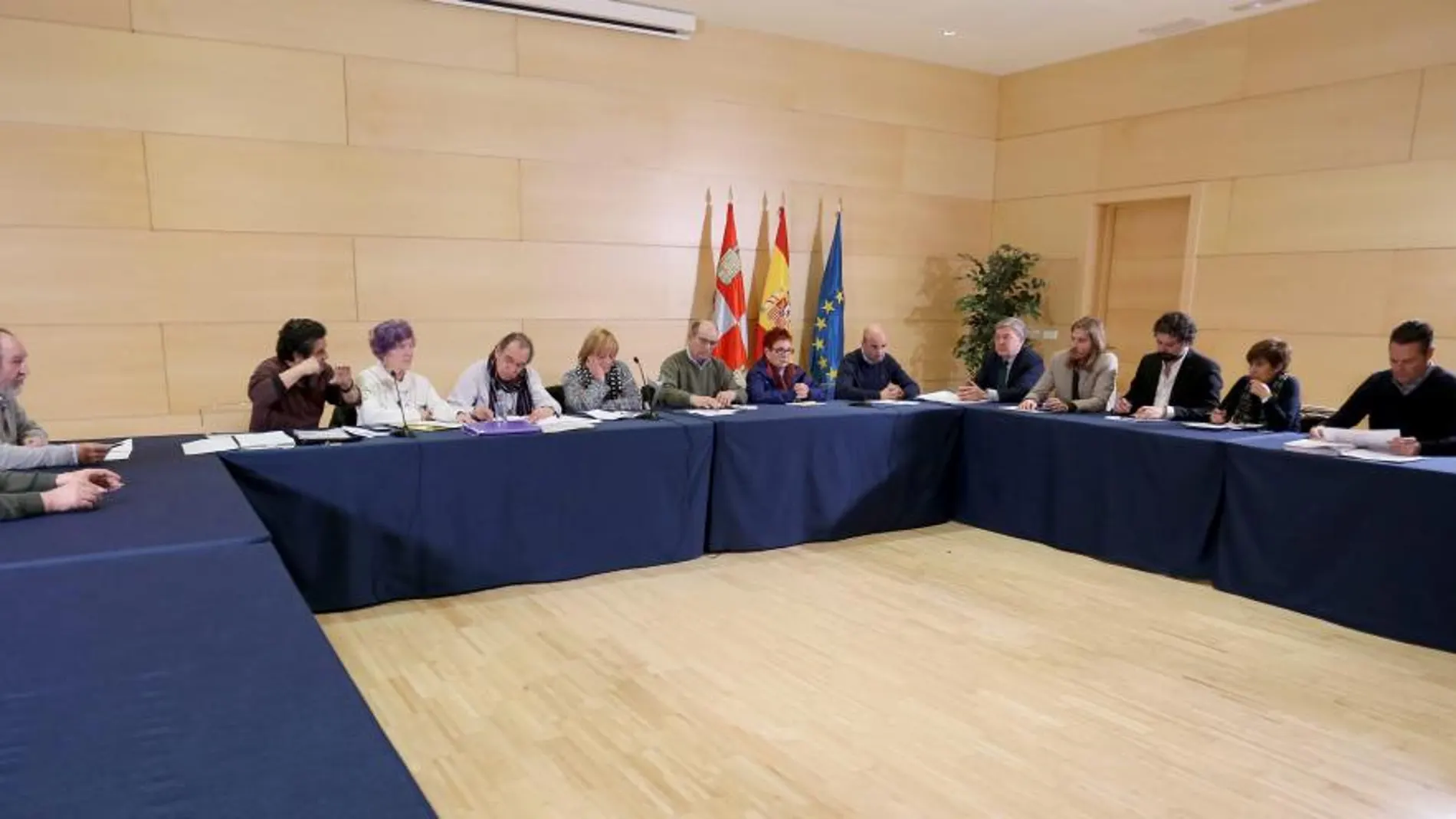 Un instante de la reunión entre los representantes de los pensionistas con procuradores de todos los partidos en las Cortes