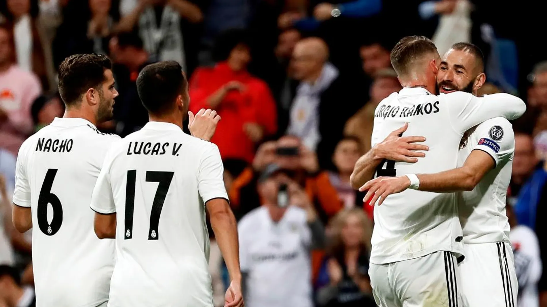 Benzema (d) celebra con Sergio Ramos el primer gol de su equipo ante el Viktoria Plzen. EFE/Mariscal