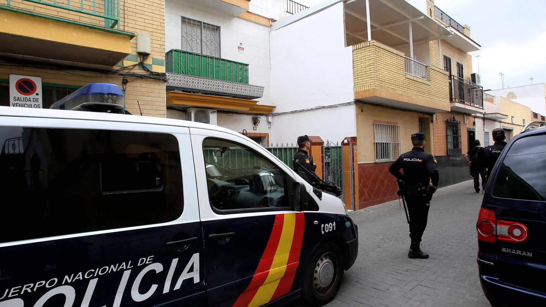 Agentes de la Policía Nacional durante el registro de la casa del terrorista