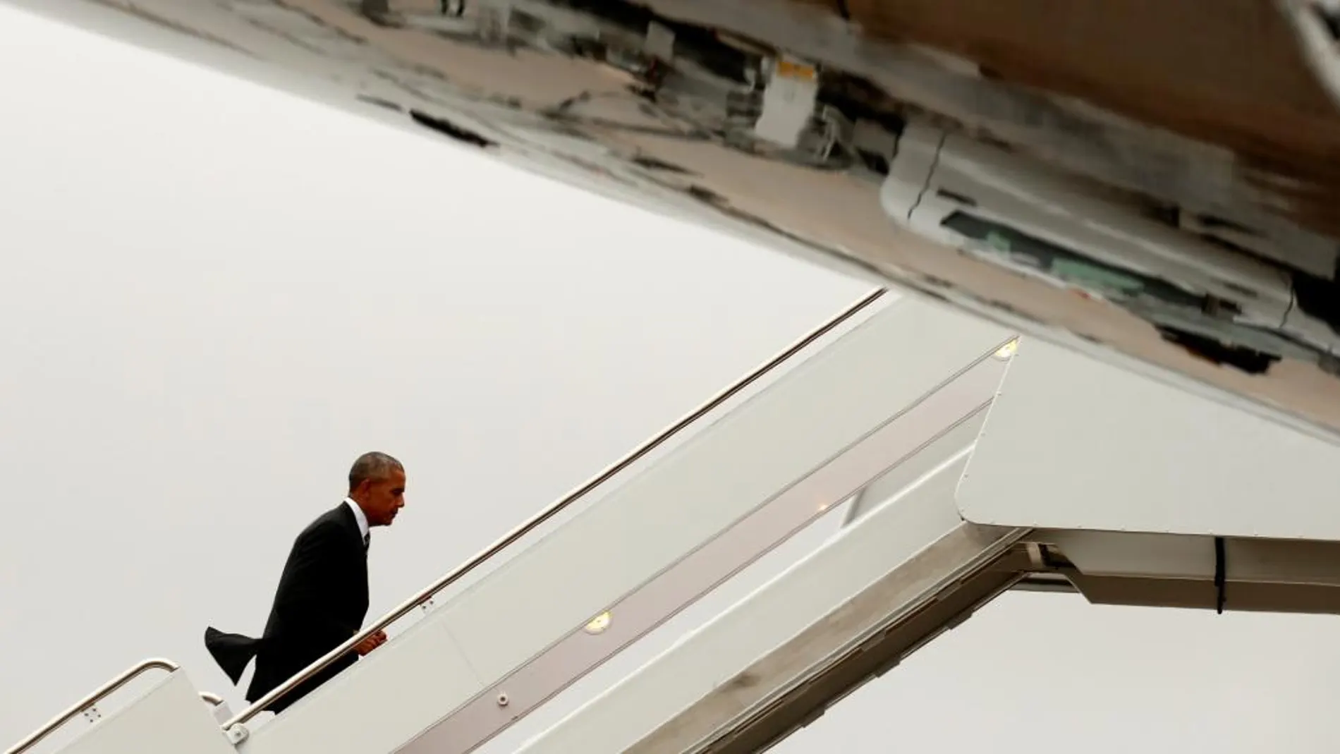 Obama sube al avión presidencial, el Air Force One, en Washington, camino de israel para el funeral de estado por Simon Peres
