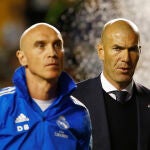 Zidane y Bettoni, su ayudante en el estadio de Vallecas