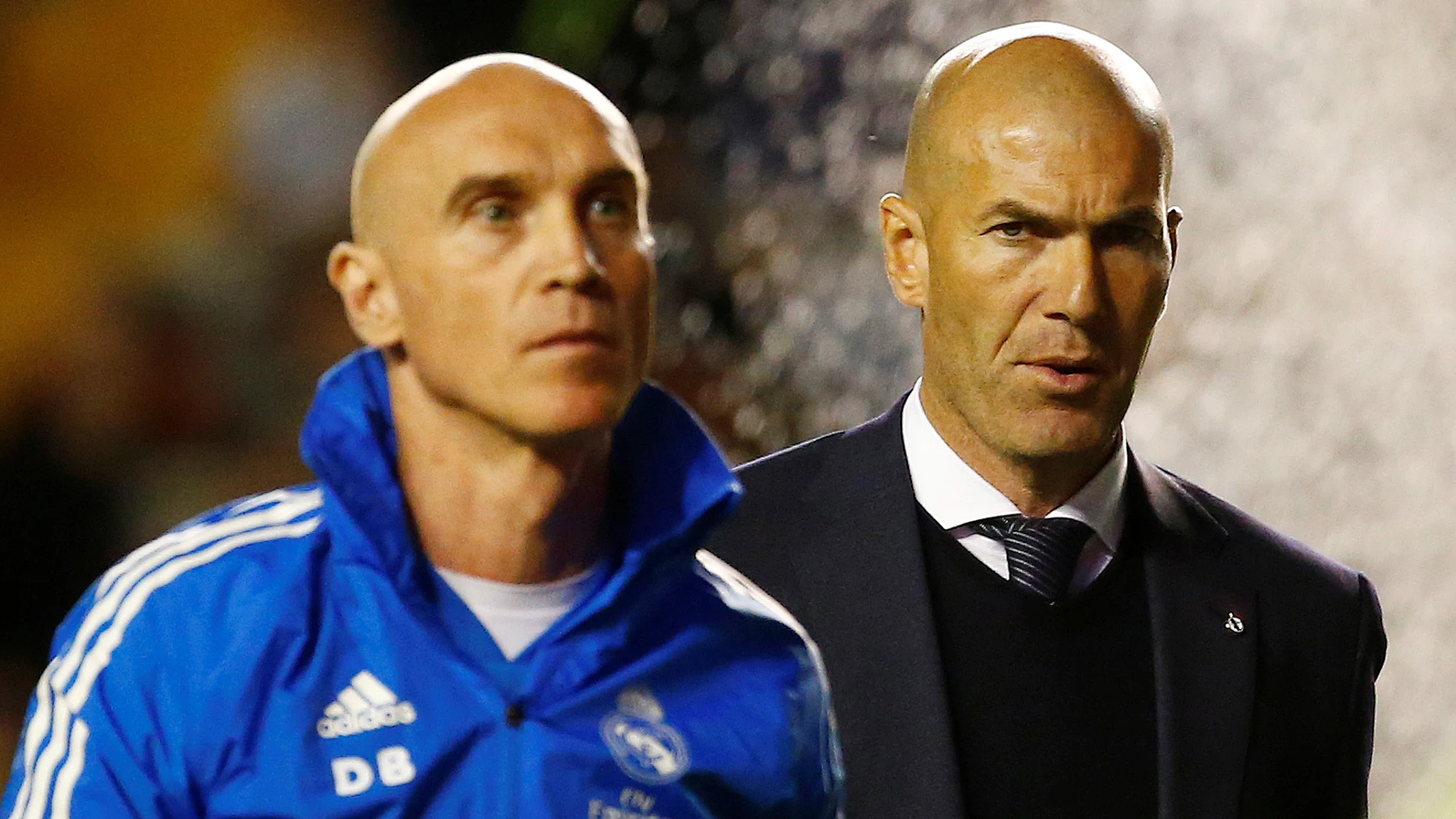 Zidane y Bettoni, su ayudante en el estadio de Vallecas