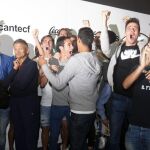 Los jugadores del Hércules C.F. celebran el enfrentamiento ante el F.C. Barcelona tras el sorteo de los dieciseiavos de la Copa del Rey.
