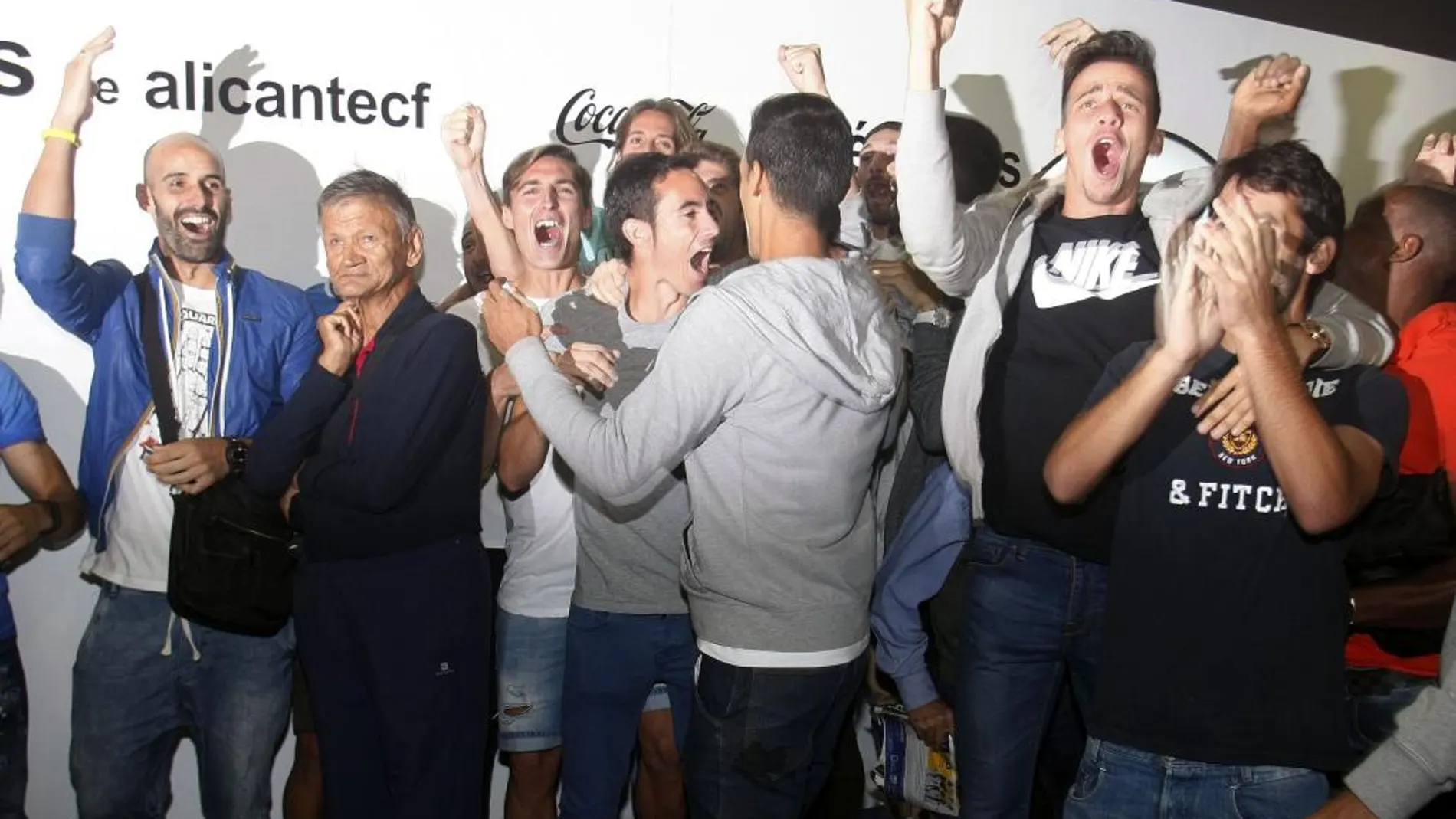 Los jugadores del Hércules C.F. celebran el enfrentamiento ante el F.C. Barcelona tras el sorteo de los dieciseiavos de la Copa del Rey.