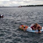 Un guardacostas canadiense remolca dos colchonetas con estadounidenses en el río St. Clair