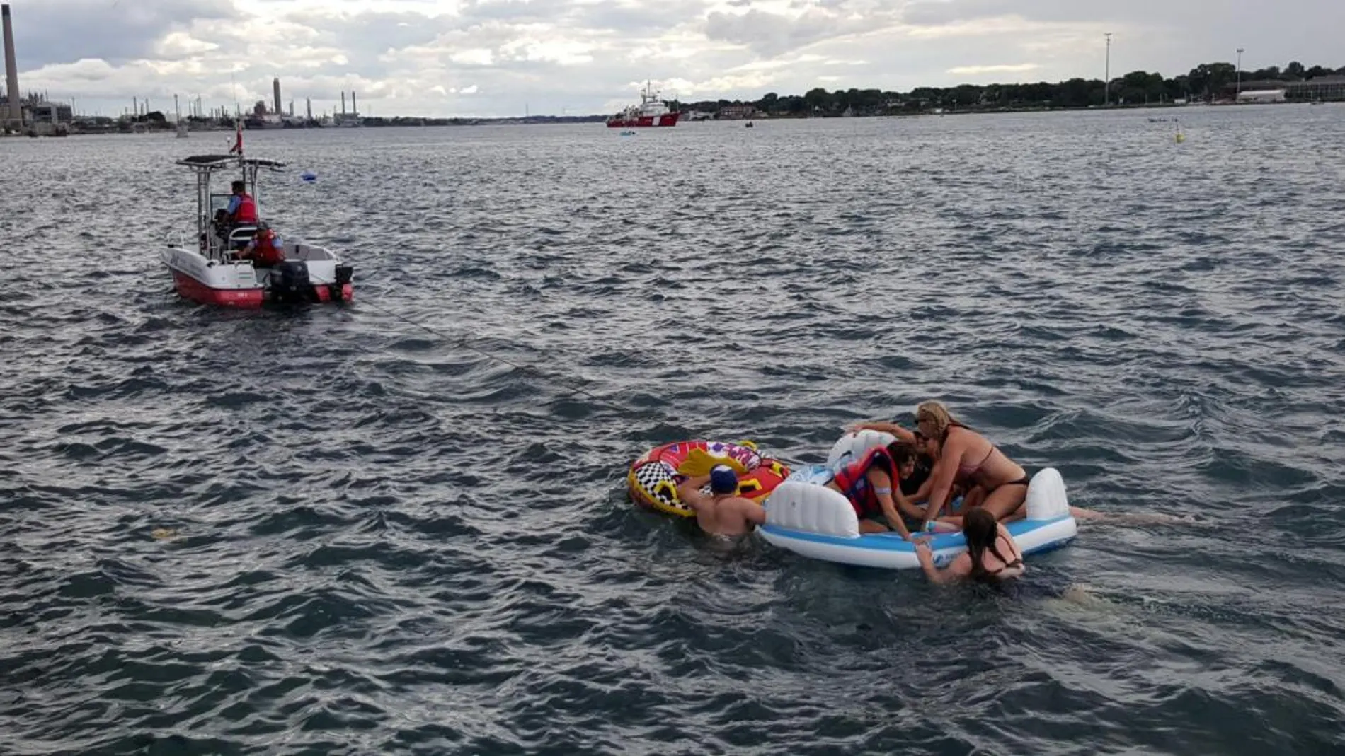 Un guardacostas canadiense remolca dos colchonetas con estadounidenses en el río St. Clair