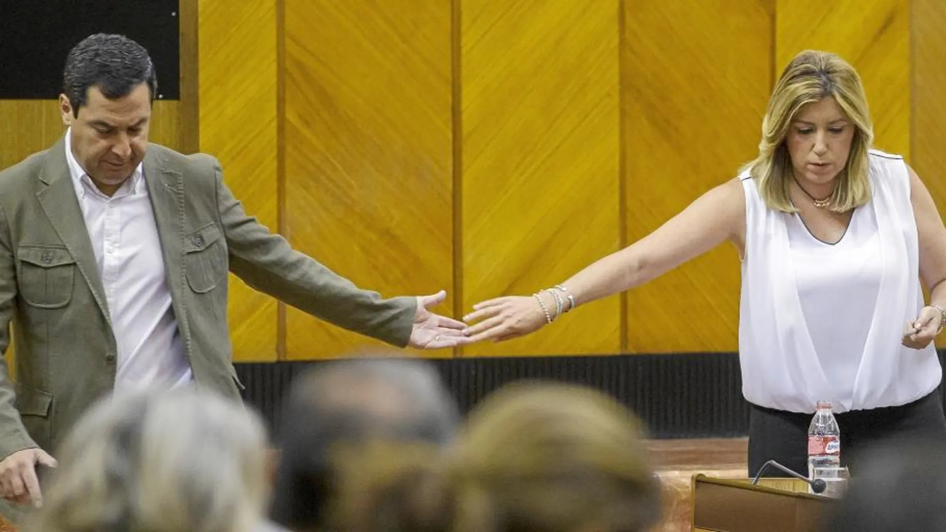 Susana Díaz y Juanma Moreno, ayer, en el Parlamento andaluz