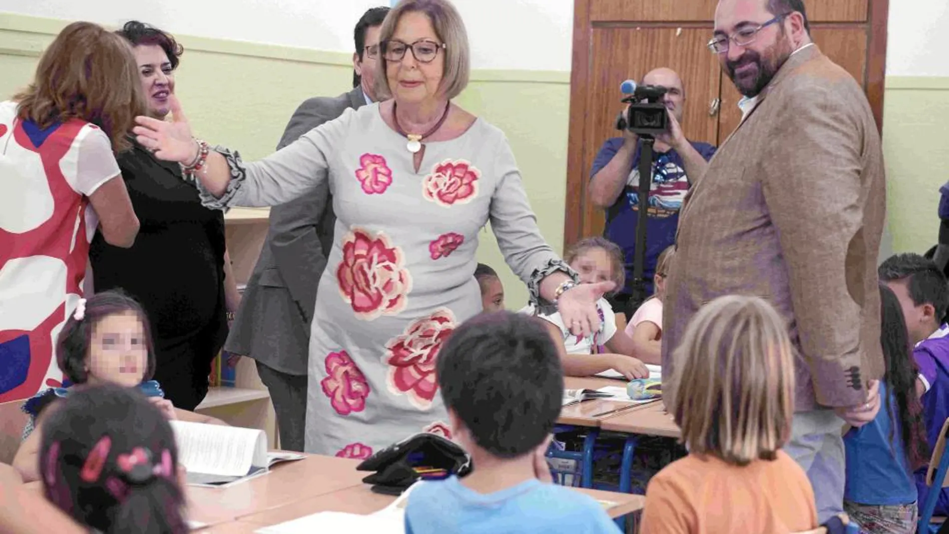 La consejera de Educación, Adelaida de la Calle, en un centro escolar con motivo del inicio del curso