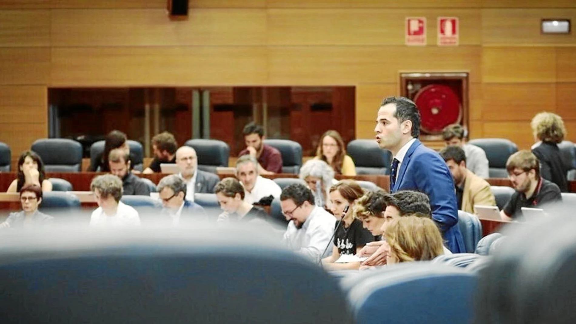 El Portavoz de Ciudadanos, Ignacio Aguado, cree que la opinión pública debe saber qué pasa en las universidades públicas madrileñas