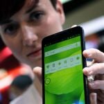 Una mujer muestra su smartphone ZTE Grand Memo de 5,7"de pantalla.