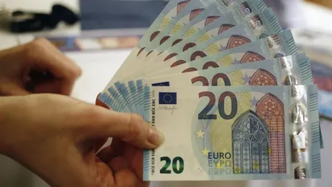 Una persona sostiene unos billetes