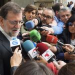 El presidente del PP y del Gobierno en funciones, Mariano Rajoy, atiende a los medios durante el paseo electoral que ha protagonizado hoy en Lugo
