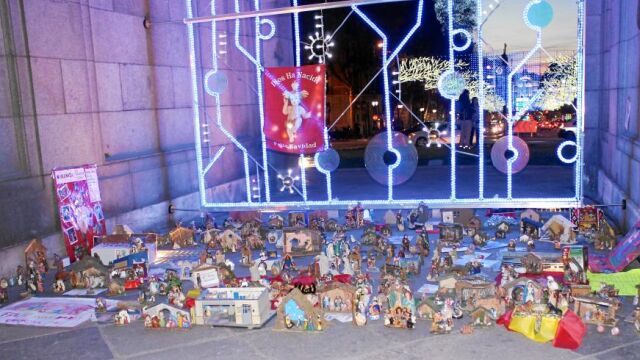 En el lugar del tradicional Nacimiento luminoso, este año, por segunda vez, el Ayuntamiento ha instalado una iluminación geométrica en la Puerta de Alcalá