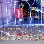 En el lugar del tradicional Nacimiento luminoso, este año, por segunda vez, el Ayuntamiento ha instalado una iluminación geométrica en la Puerta de Alcalá