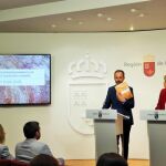 La portavoz del Gobierno regional, Noelia Arroyo, compareció ayer en rueda de prensa, junto al consejero de Empleo, Universidades, Empresa y Medio Ambiente, Javier Celdrán, para informar de los asuntos del Consejo de Gobierno