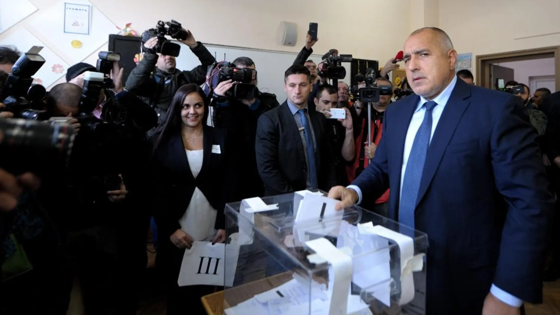 El primer ministro búlgaro Boyko Borisov deposita su voto hoy en Sofía.