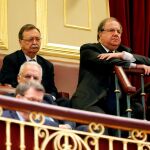 Herrera sigue atentamente desde la tribuna del Congreso de los Diputados, el acto por el 40 aniversario de la Constitución