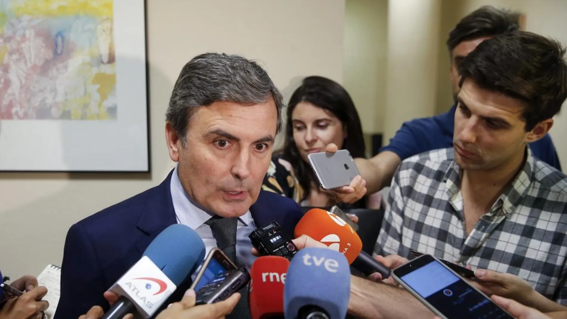 El portavoz de Economía del PSOE, Pedro Saura, a su llegada a la Comisión de Economía