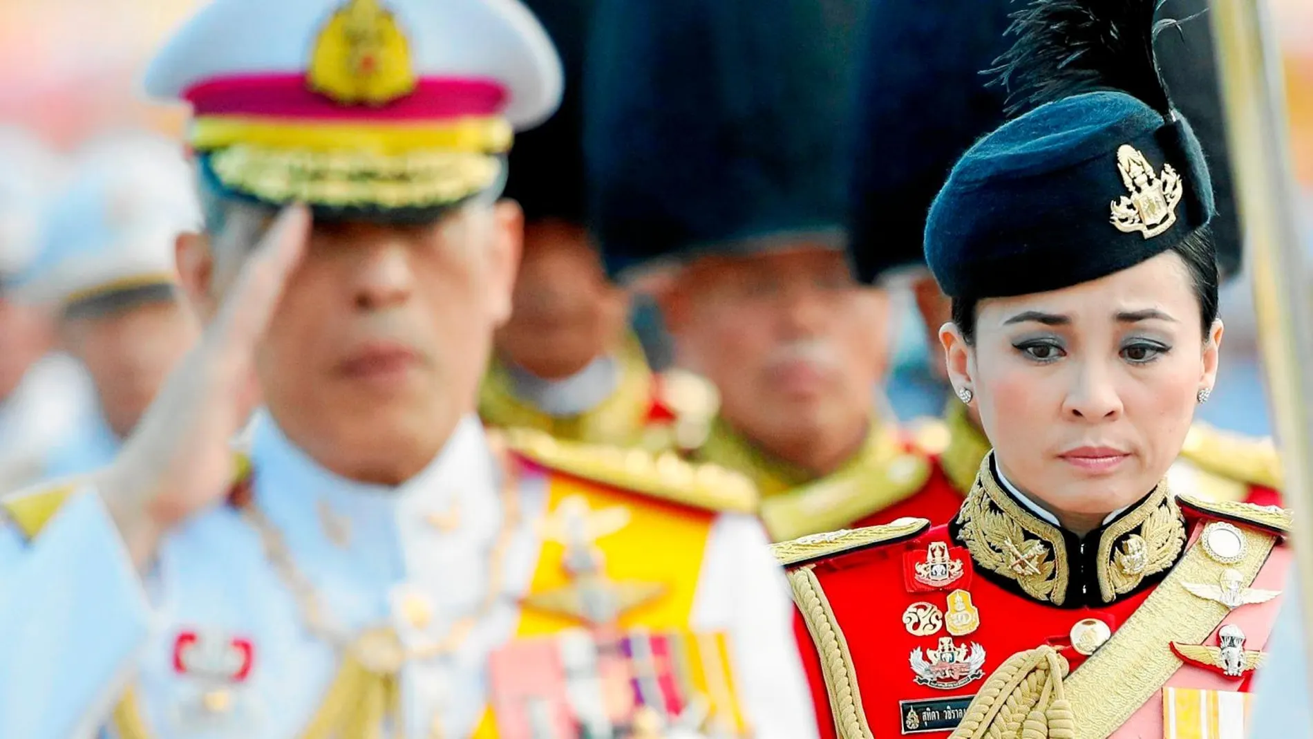 Suthida, la nueva reina de Tailandia, junto al rey durante un acto oficial
