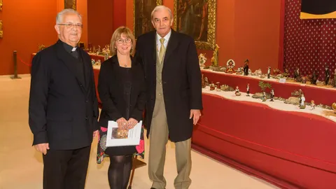 En las imágenes, el responsable de la Congregación de San Felipe Neri, don Jesús Mateo; Montse Serrador y Germán Iglesias, propietario de los Nacimientos expuestos
