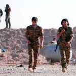 Combatientes de las Fuerzas Democráticas Sirias (SDF), se preparan para la batalla, ayer en el norte de la ciudad de Raqa