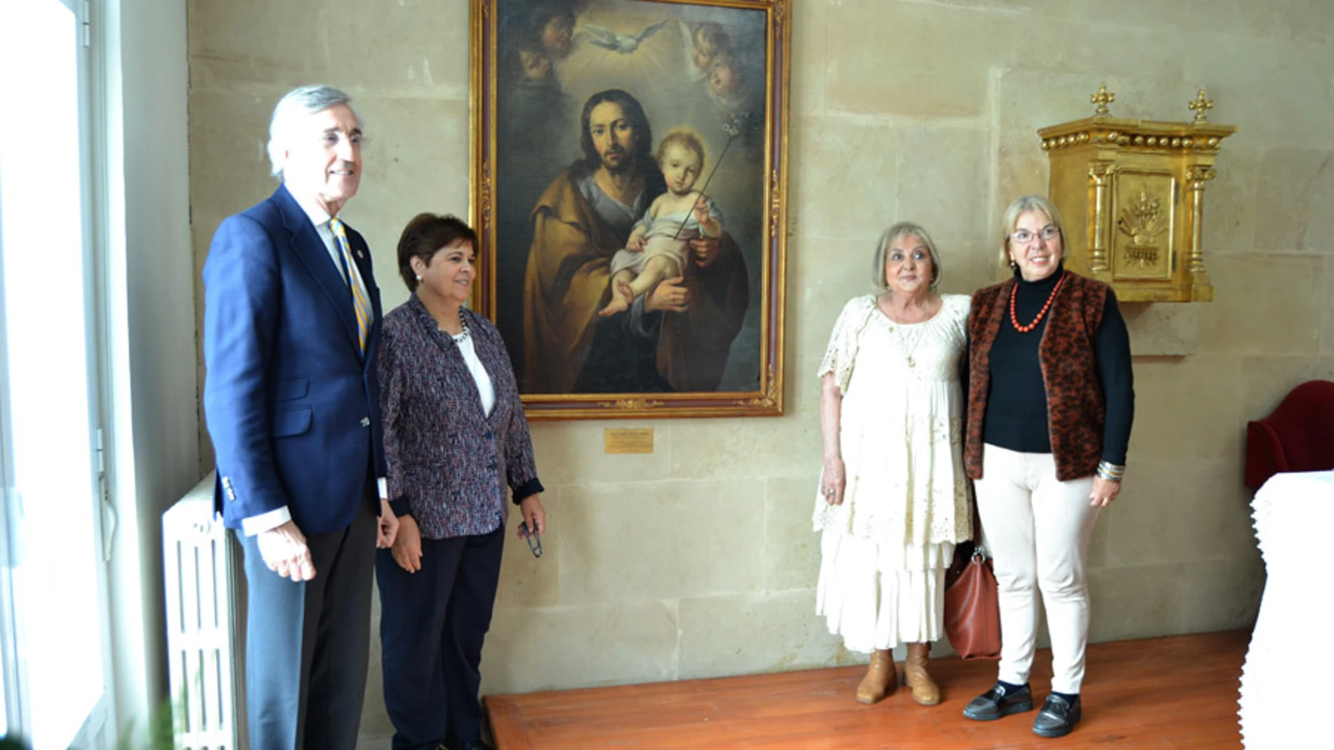 José Luis Rivas, María del Rosario Sáez y Cristina de Jos’h durante la donación del cuadro /UCAV