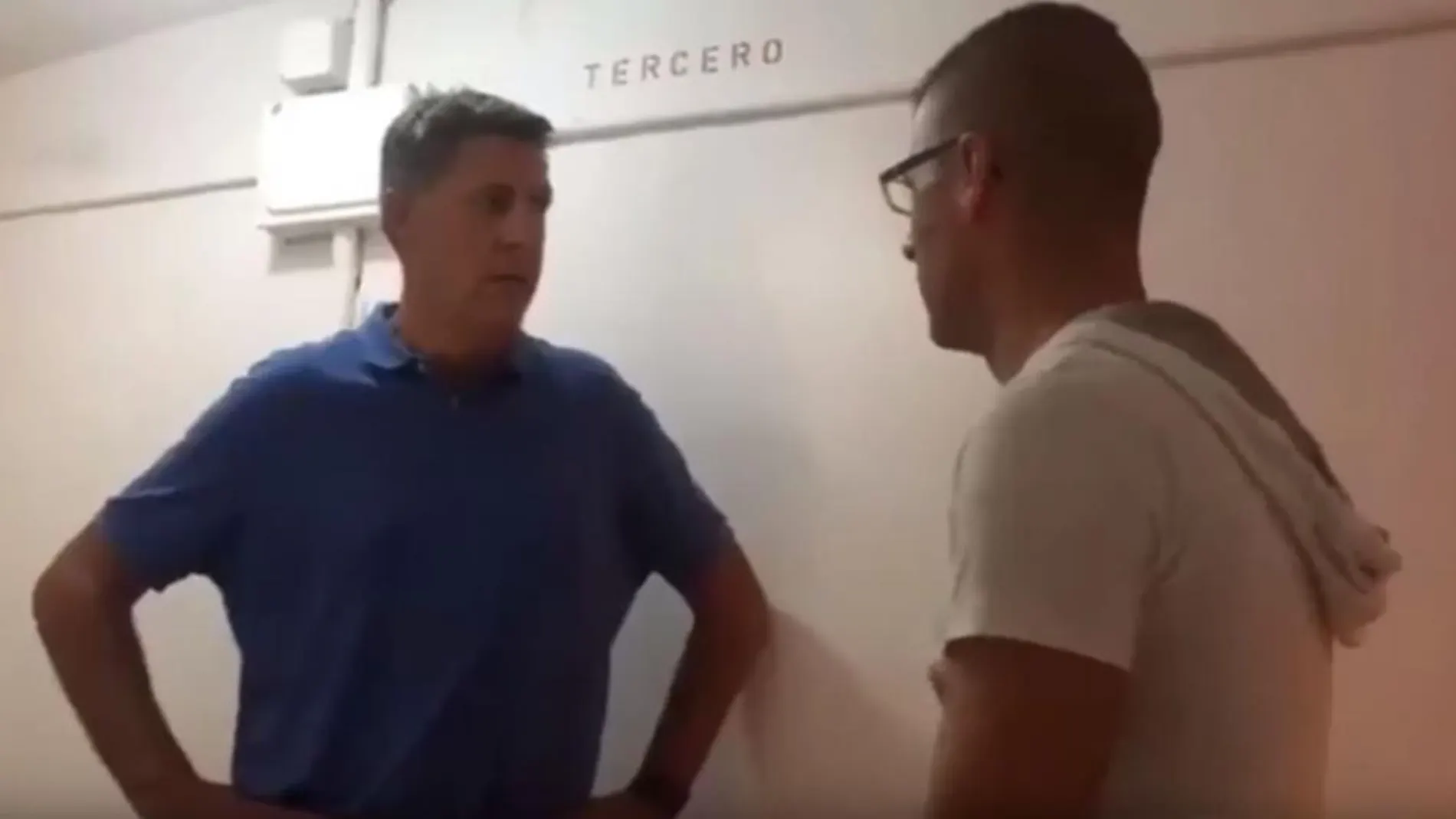 Captural del vídeo en el que Xavier García Albiol aparece defendiendo a los vecinos de un bloque de pisos del barrio de la Salut / YouTube