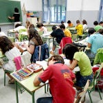 Niños de primaria en una clase de religión