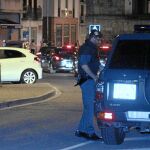 La Guardia Civil vigila las calles la noche siguiente a la agresión en el bar de Alsasua, que aparece al fondo