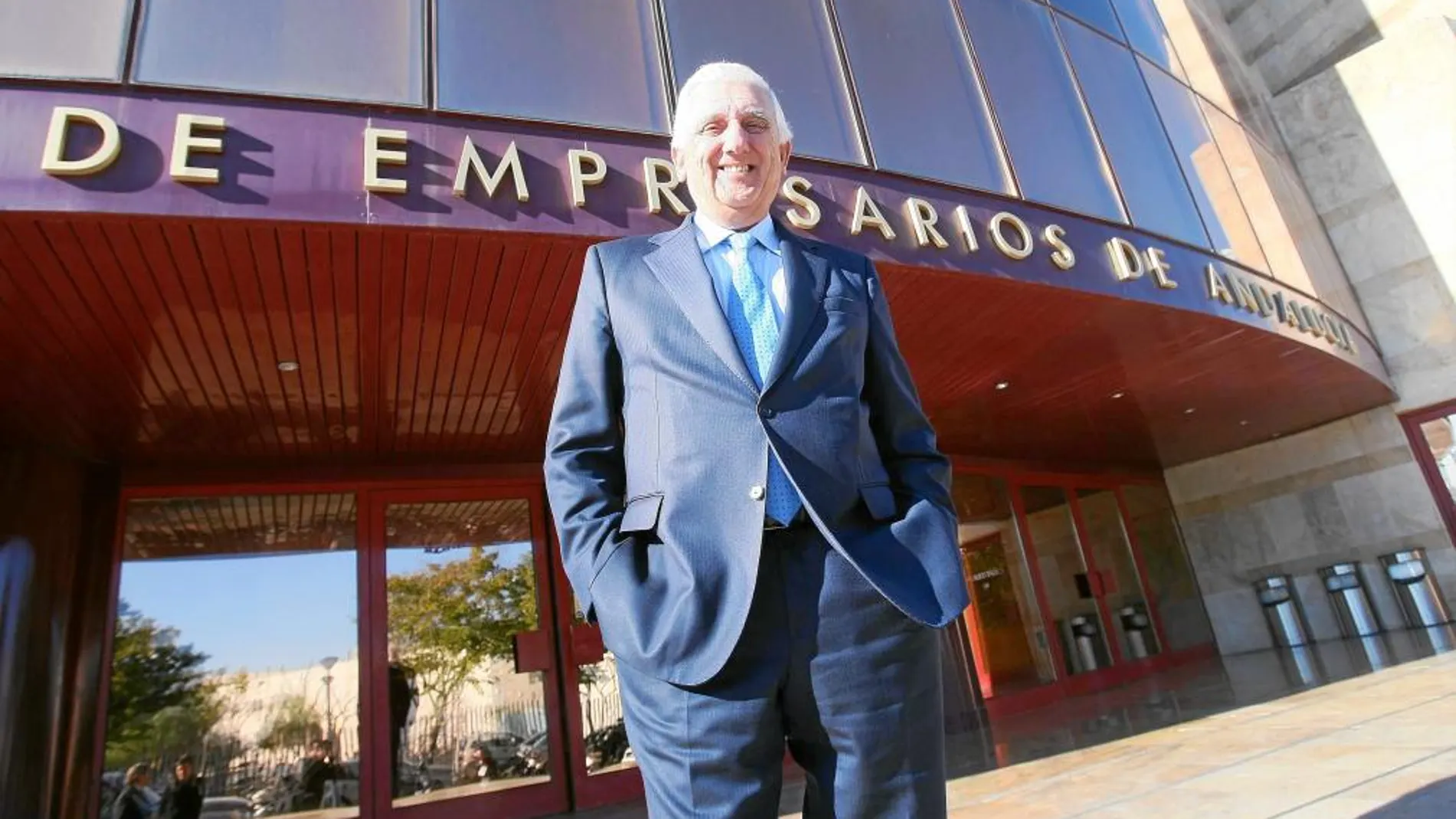 El presidente de la patronal andaluza, Santiago Herrero, ante la sede de la CEA