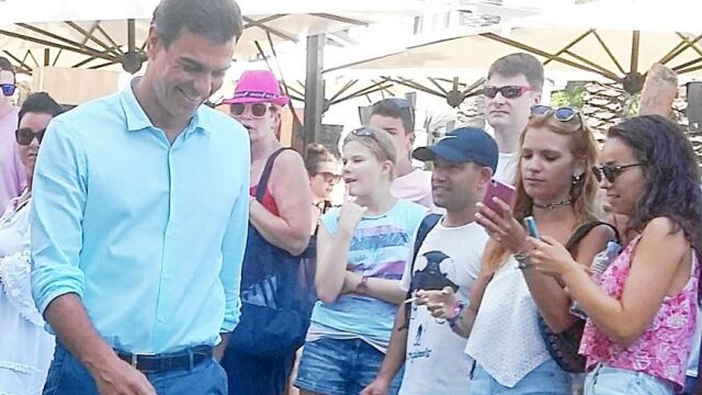 El secretario general del PSOE, Pedro Sánchez, ayer, paseando por las calles de Ibiza