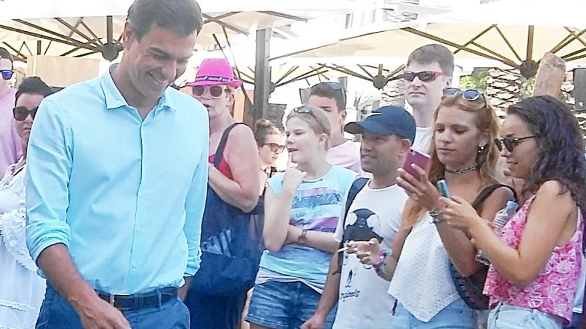 El secretario general del PSOE, Pedro Sánchez, ayer, paseando por las calles de Ibiza