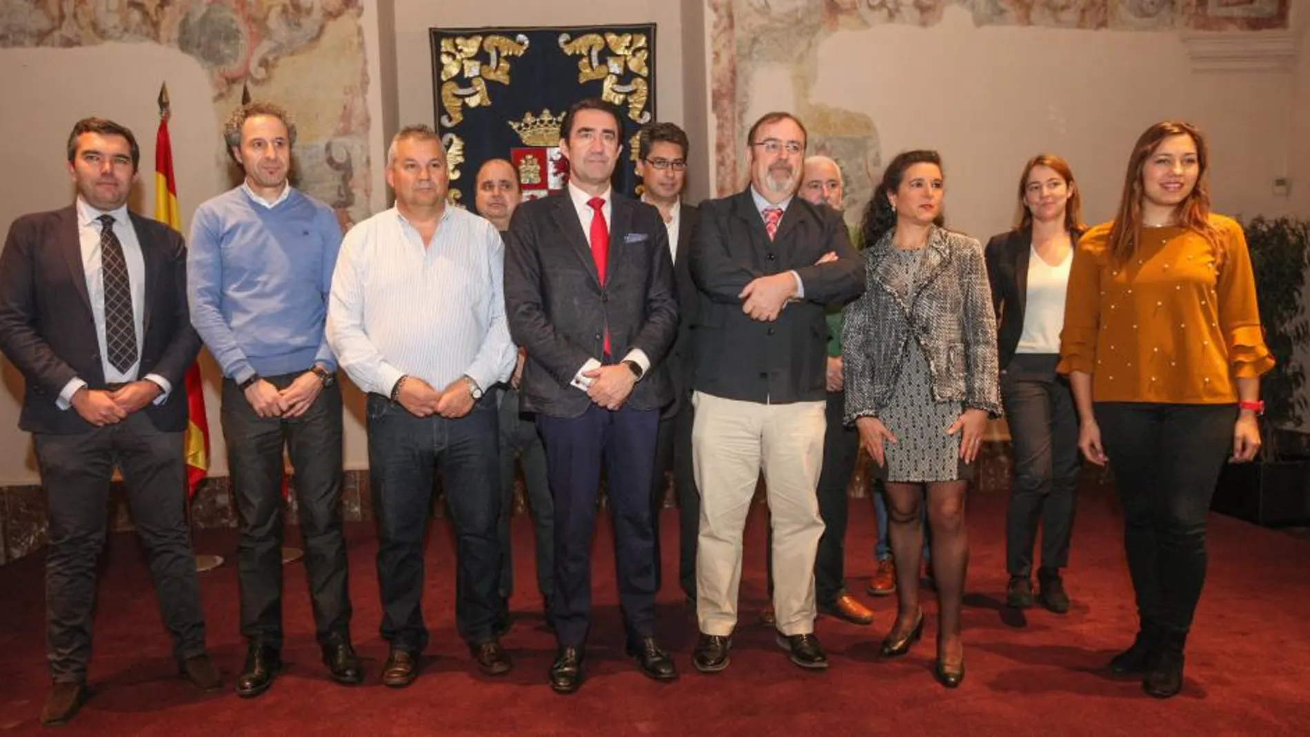 Fernando Rey y Juan Carlos Suárez-Quiñones con representantes de alumnos, padres, sindicatos y del sector del transporte