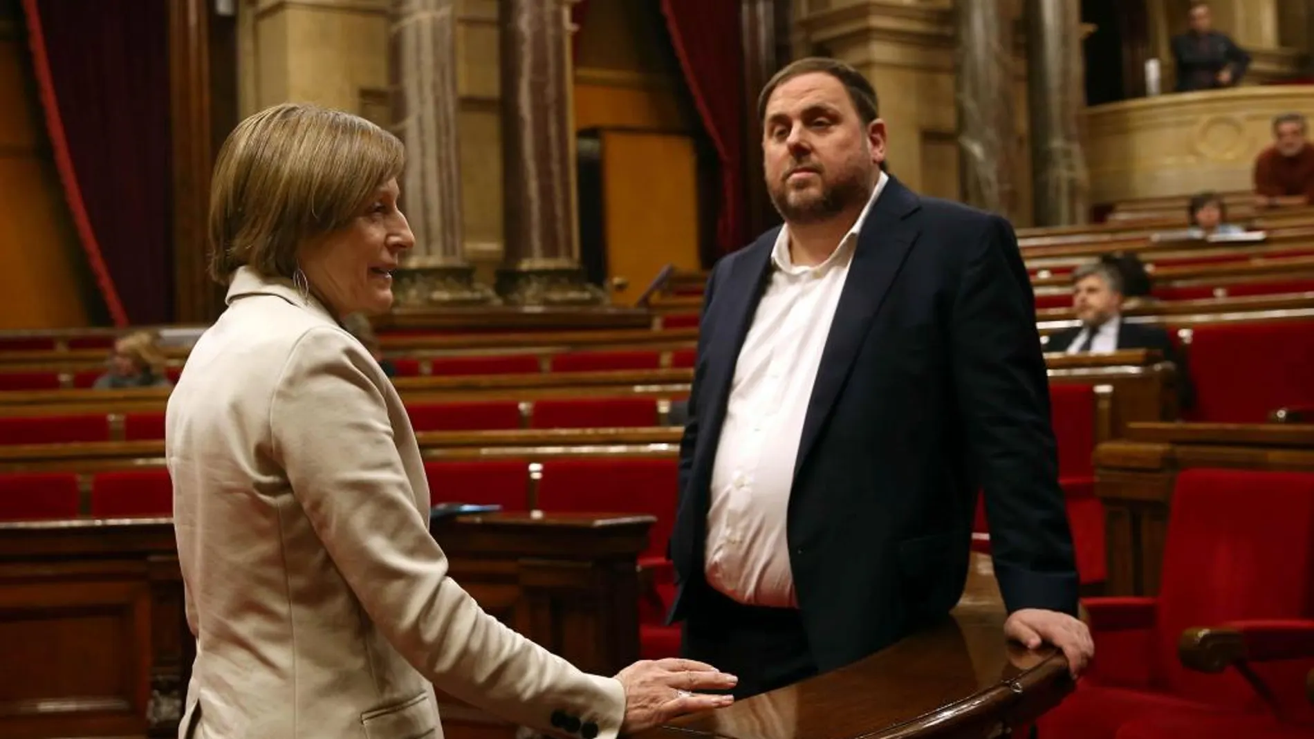 La presidenta del Parlament Carme Forcadell, junto al vicepresidente del Govern y conseller de Economía, Oriol Junqueras