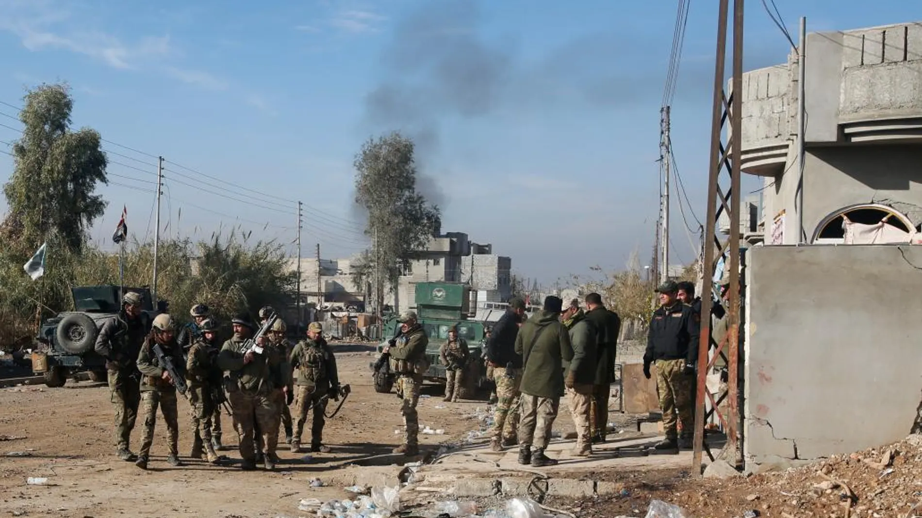 Un grupo de militares progubernamientales tras la toma de Mosul