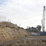 Una grúa gigante está retirando la tuneladora del Cercanías