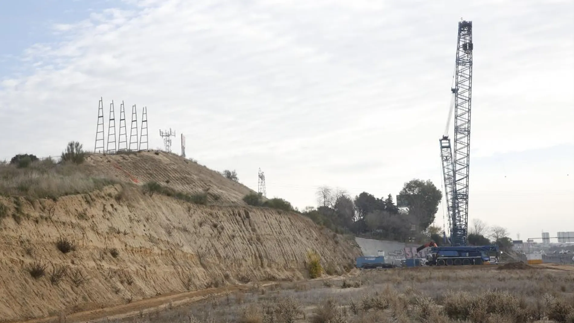 Una grúa gigante está retirando la tuneladora del Cercanías