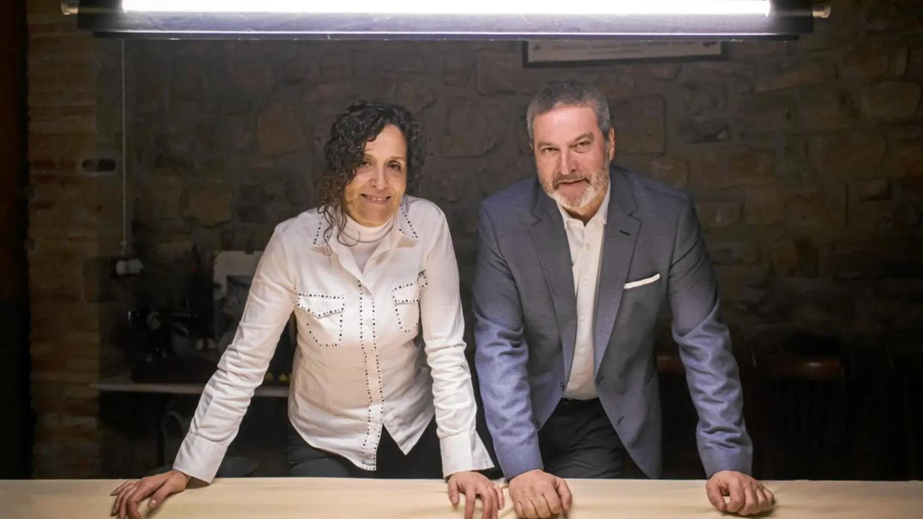El ex presidente de Sociedad Civil Catalana, Josep Ramón Bosch, junto a su mujer, Elisabet Colom, dirigente de Convergència y del PDeCAT