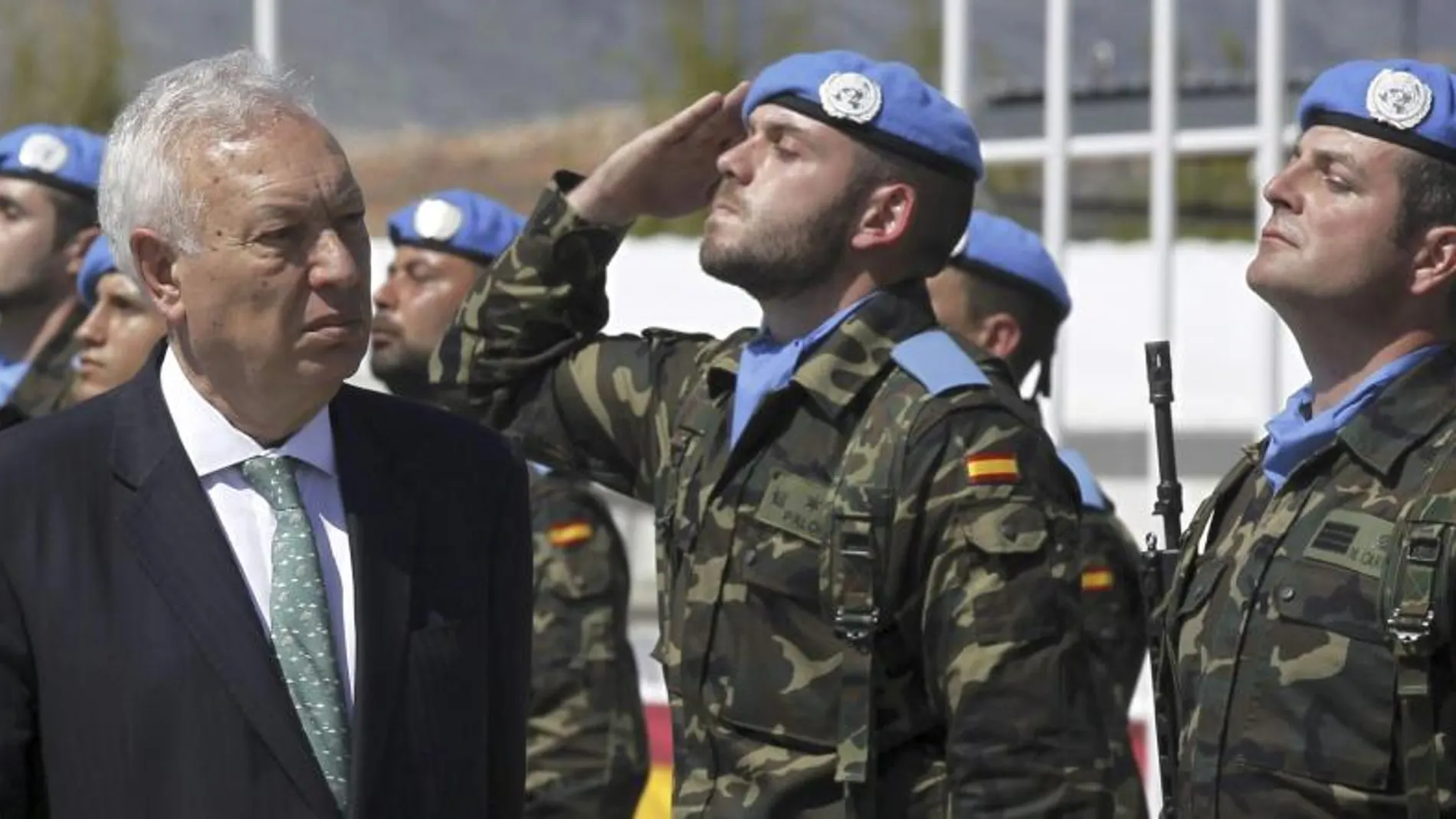 El ministro español de Asuntos Exteriores, José Manuel García-Margallo durante su visita a la Base Miguel de Cervantes en la localidad libanesa de Marjayú