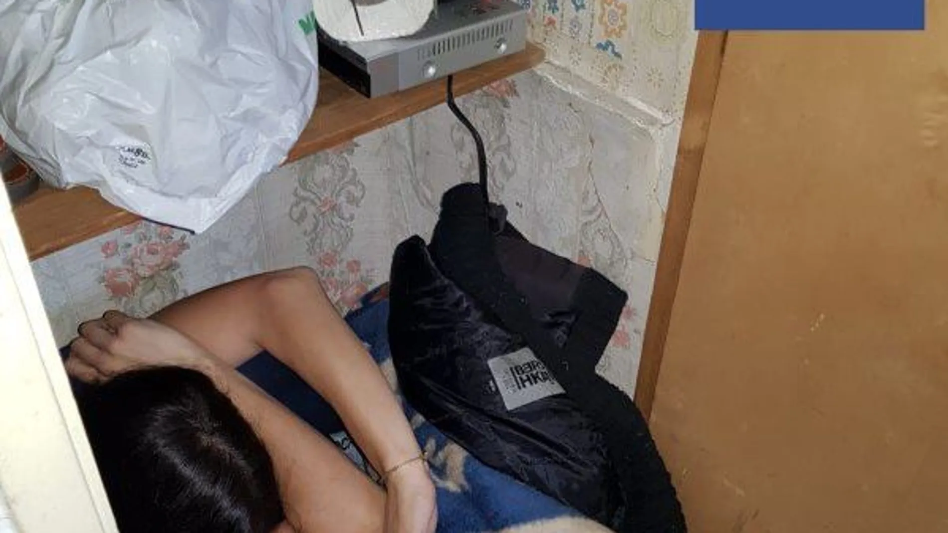 Imagen de la mujer encontrada encerrada en un armario, cubierta de mantas, tras una presunta agresión por violencia machista en el barrio de El Carmen, de Murcia