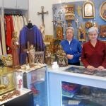 María del Carmen y Conchita, al frente de Sorgente, la tienda de ornamentos litúrgicos de Roma que suministra a la Santa Sede