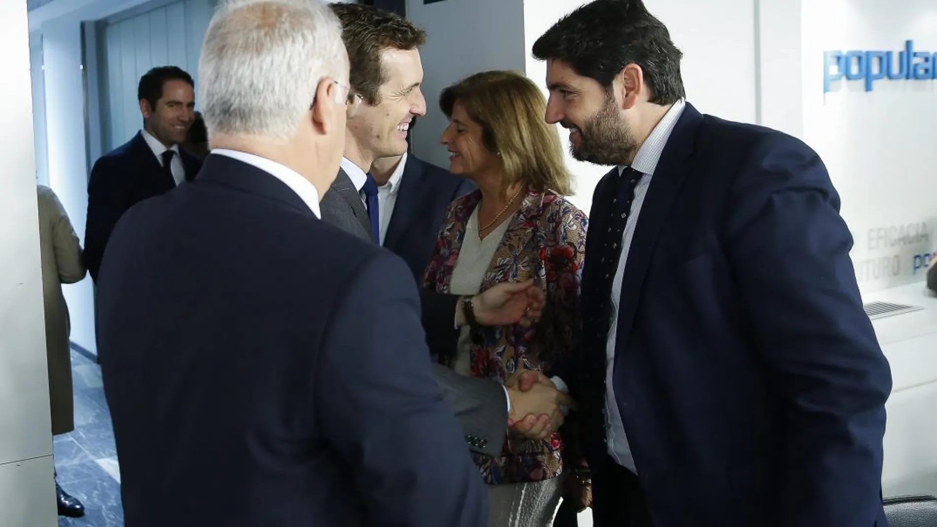 El presidente regional, Fernando López Miras (dcha.), ayer junto al líder del PP nacional, Pablo Casado, durante el Comité Ejecutivo Nacional del partido en Madrid