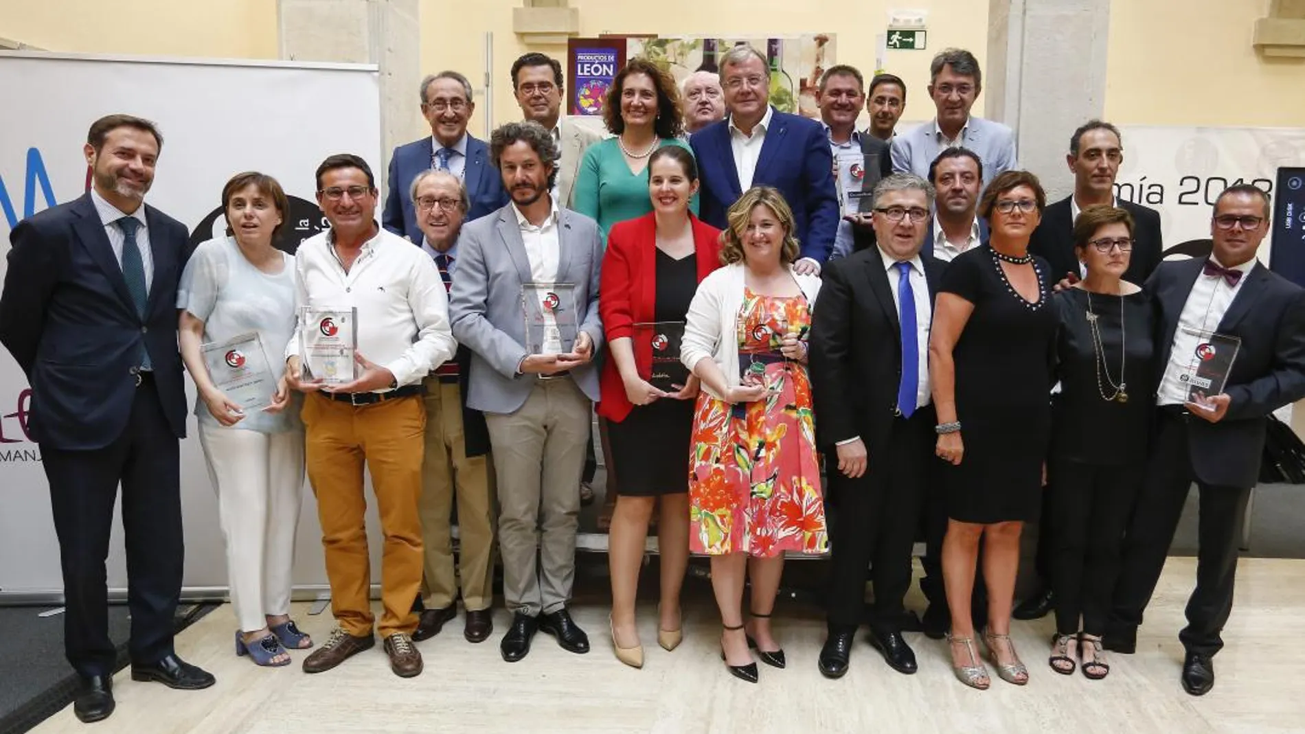 La consejera María Josefa García Cirac, el alcalde Antonio Silván, y el presidente de la Diputación de León, Juan Martínez Majo, junto a los galardonados