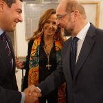 El presidente del PP-A, Juanma Moreno, con el presidente del Parlamento europeo, Martin Schulz, ayer