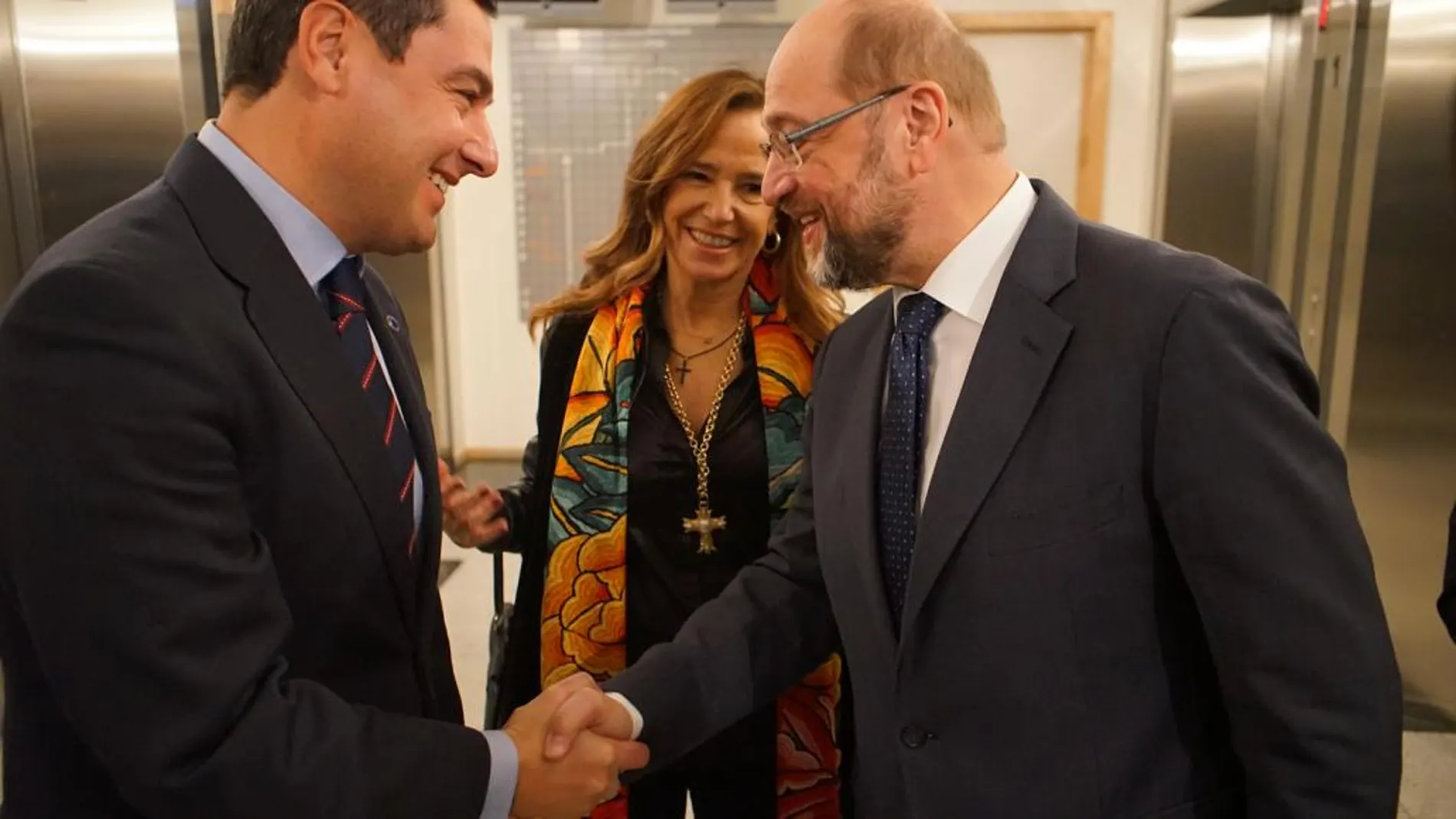 El presidente del PP-A, Juanma Moreno, con el presidente del Parlamento europeo, Martin Schulz, ayer