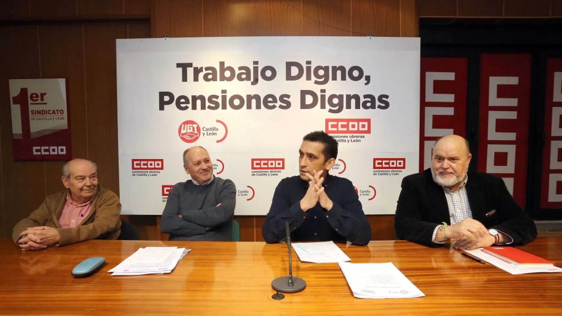 Faustino Temprano y Vicente Andrés junto con los responsables de la Federación de Jubilados de UGT y CC OO, Antonio Díez y Pablo Zalama