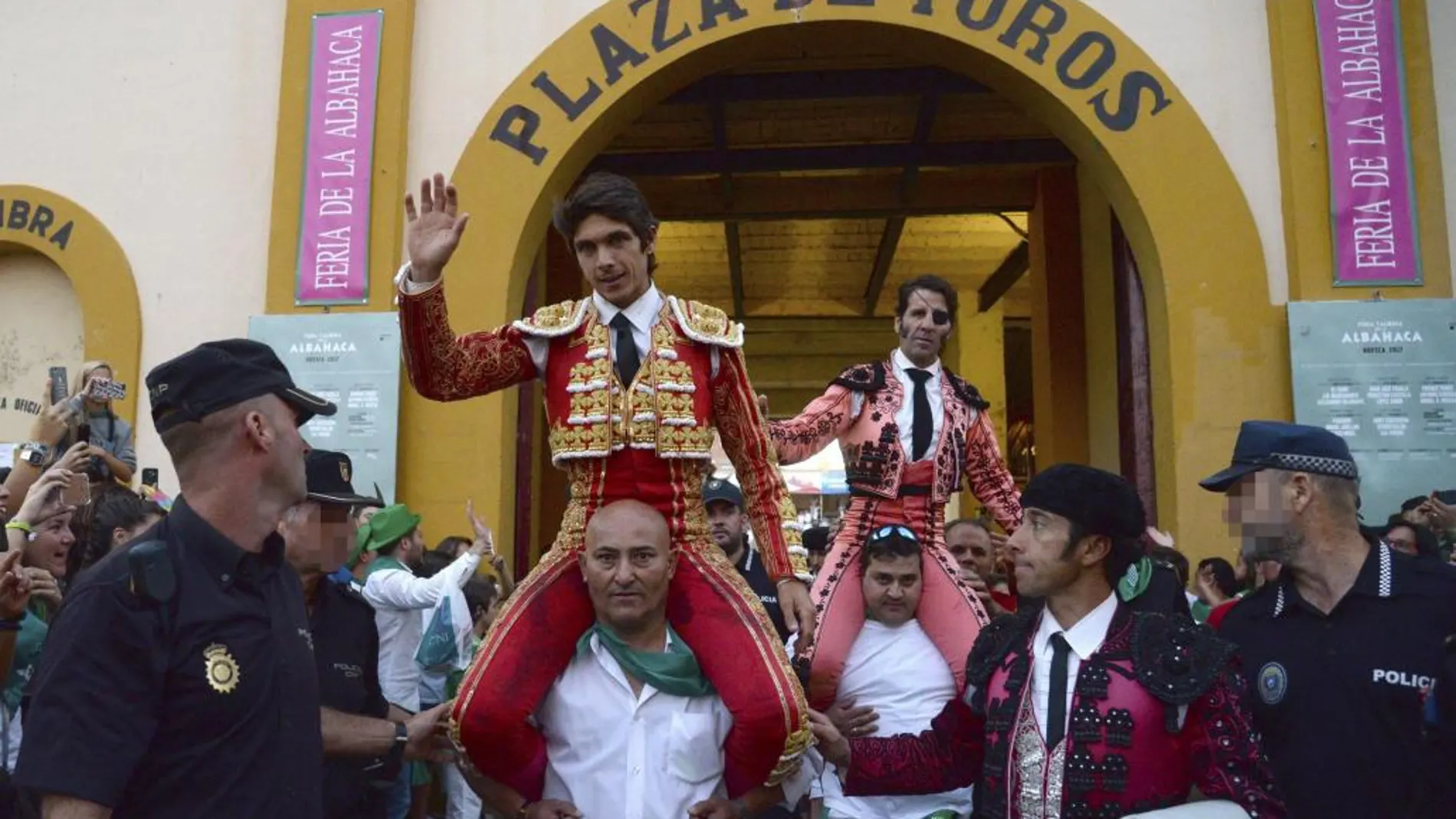Juan José Padilla y el francés Sebastián Castella salen a hombros tras el festejo taurino de la Feria de San Lorenzo que se celebró hoy en Huesca